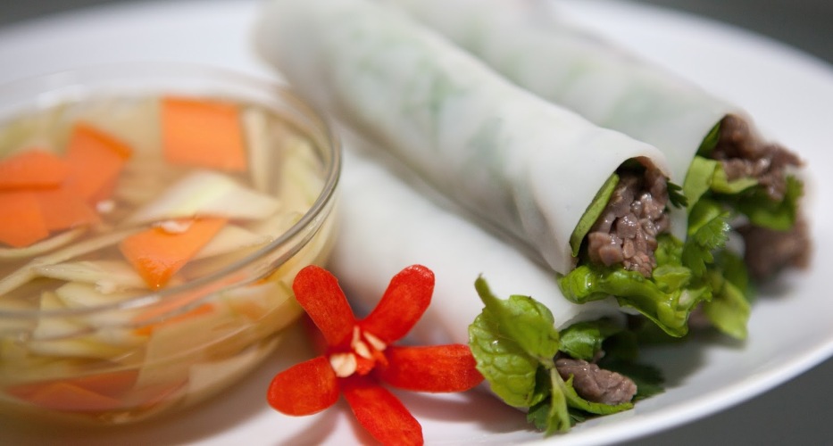 Ngu Xa rolling noolde (phở cuốn) is one of the most delicious dishes of Hanoi