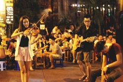 Together enjoy the music performance in Ta Hien at the weekend