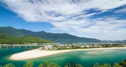 Lang Co Bay has one of the most wonderful beach in central Vietnam