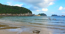 Cat Co I beach is the most crowded one in Cat Ba Island