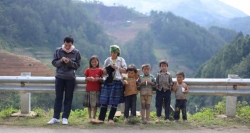 Taking a picture with the children in Mu Cang Chai