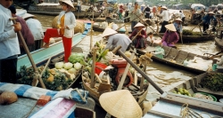 Joining in floating market will help you learn more about the culture of a river-life