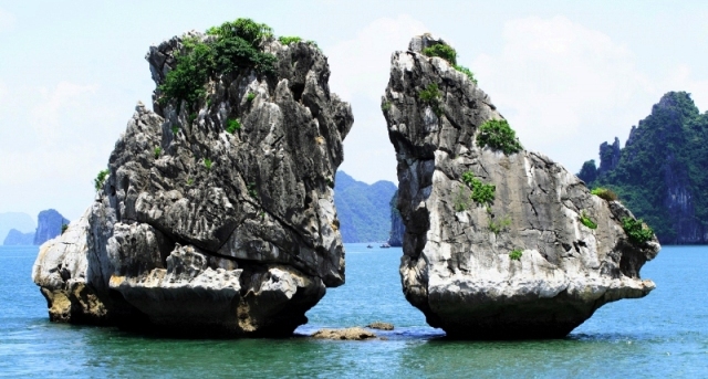 Cock Islet (Kissing Islet) is one of the most thing having to see in Halong