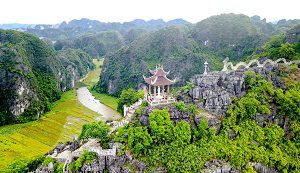 Climbing up to the top of Mua Cave to observe the paranormal view of rice fields and mountains