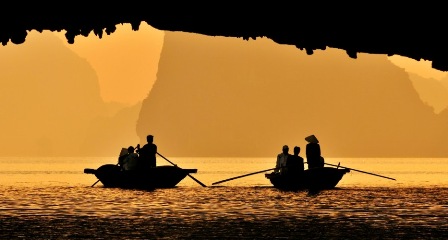 The crepuscular scenery in Lan Ha Bay for your Halong Bay Cruise Tour.