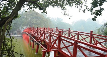Placed in Hoan Kiem Lake, the Huc Bridge is a famous attraction in Vietnam package tours