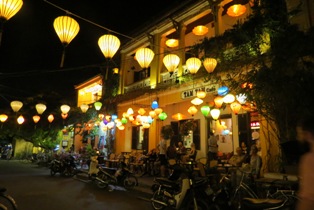 Hoian by night is really romantic and colorful, let's do your own rambunctious.