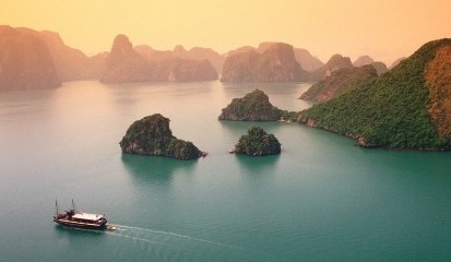 Bai Tu Long Bay in the dawn is an unforgettable moment in your Vietnam Cambodia tour 21 days.