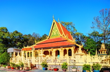 Visit the Âng Pagoda to experience the typcical Khmer architecture.