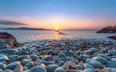 Bai Trung or Egg beach is a very interesting place for getting private spaces.