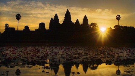 Admire the sunrise in the mysterious Angkor Wat