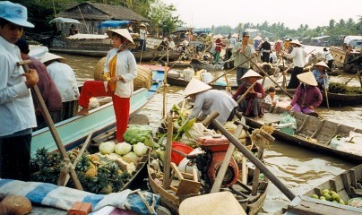 Cai Be floating market is colorful with mature tropical fruits and flowers