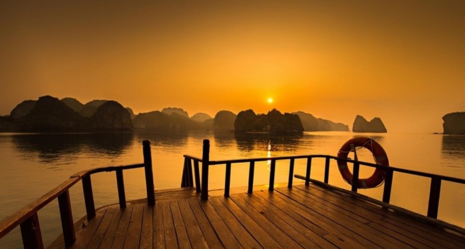 The sunset scene is the most breathtaking in Halong Bay
