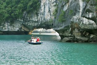 Bai Tu Long Bay with a gender & marvelous scenes.