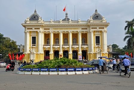 Take a cyclo around The Old Quarter to look at its ancient French architectures