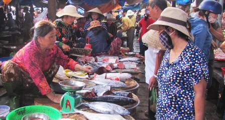 You can know more about local life when coming over Dam market