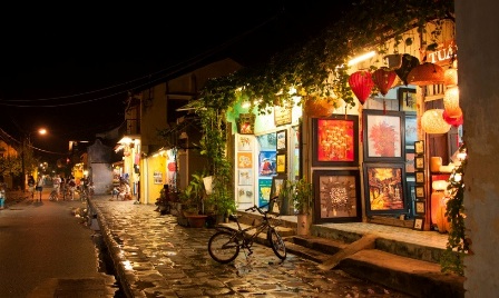 Hoian by night is not only splendid but also romantic.