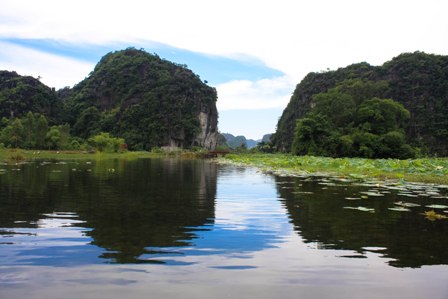 Make the most of enjoying in your boat trip in Tam Coc area