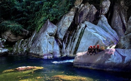 Enjoy the cool air in the Lavie waterfalls