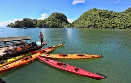 Go kayaking to win the mesmeric beauty of Lan Ha Bay