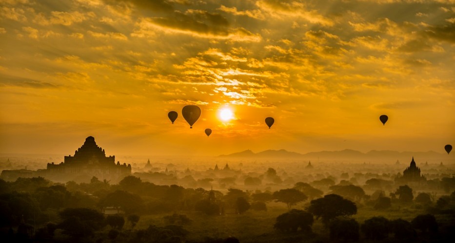 Bagan's sky is amazingly magical with dozens of balloon