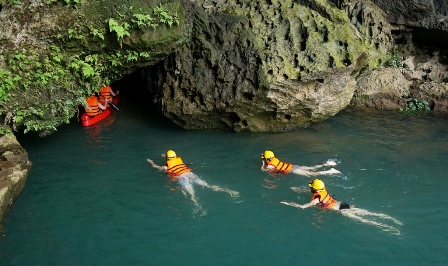 Take a swimming on Chay River to go inside of Dark Cave.