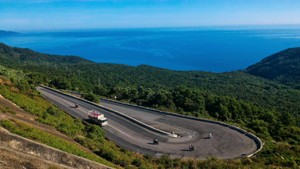 Admire the stunning turns of Hai Van Pass - the connection of Danang and Hue.