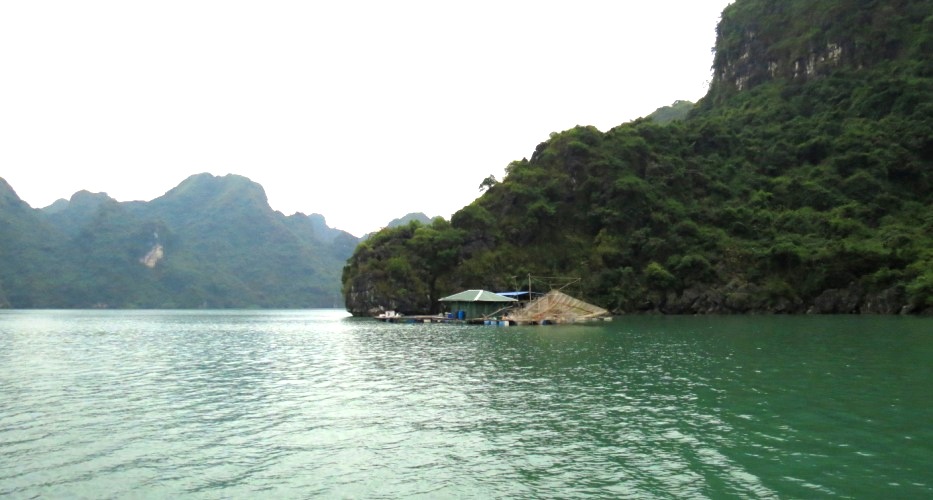 Floating fishing house in Rang Dua area