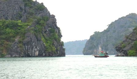 Admire a mysterious and marvelous Lan Ha Bay with Grayline Cruise Halong.