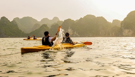Kayaking in Vung Vieng village area