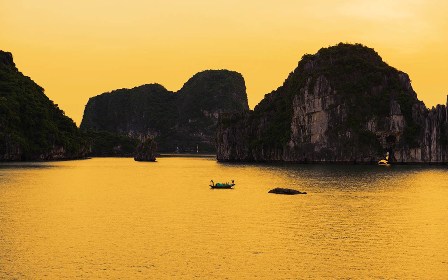 Bai Tu Long Bay is dyed by the vaporous color of sunset.
