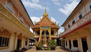 Khmer Pagoda - a small pagoda lying in the middle of crowded Can Tho city