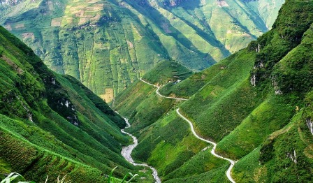 Let admire one of the most scenes of Ha Giang in Ma Pi Leng Pass.