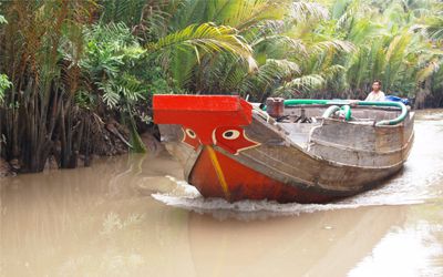 Mekong Delta with the busy in authentic serenity will attract you in your honeymoon.