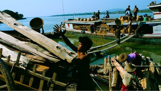 Observe the daily life on the river of Irrawaddy in Bagan
