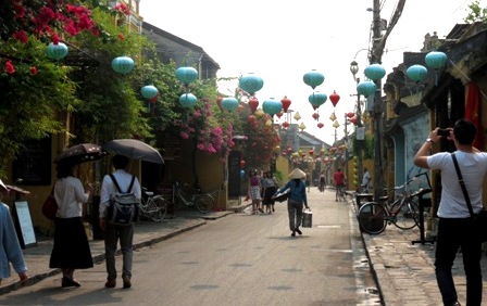 Let wake you up to look an exotic Hoian in the early morning.