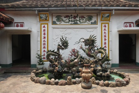 The sophisticated dragon statue at the back yard of Phuc Kien Assembly Hall.