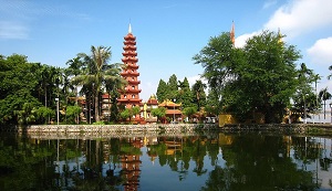 Exploring the Tran Quoc Pagoda on the shore of West Lake