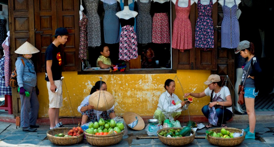 Hoian's Old Town is very famous by the tailor-made cloth shops and vendors