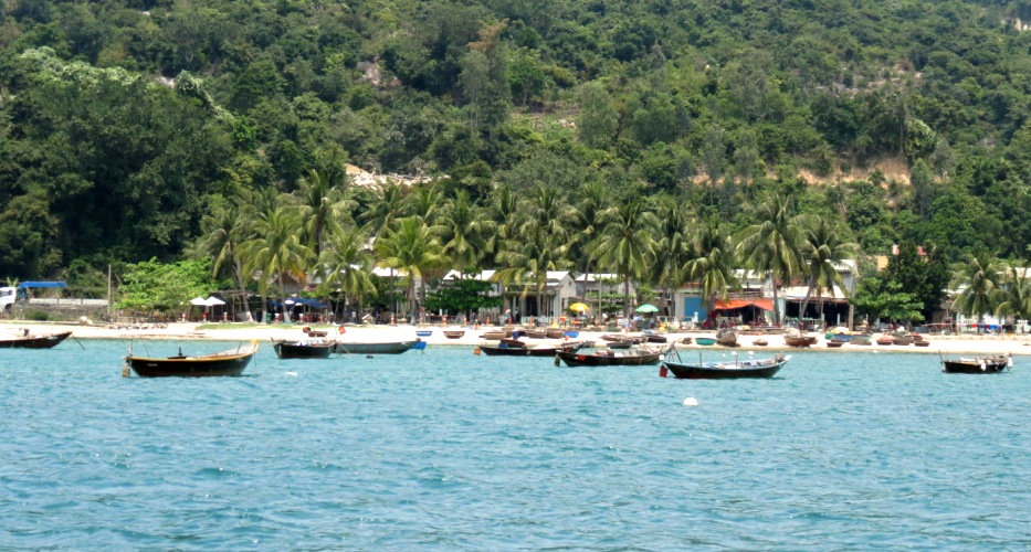 Enjoy your boat excursion to Cham Island with sunshine and oceanic wind