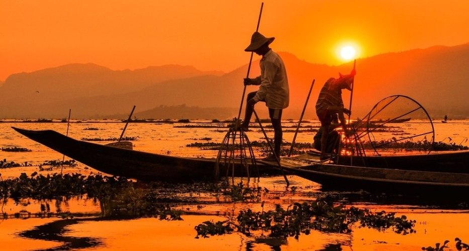 the splendid sunset scene in Inle Lake, Myanmar in tour 21 days