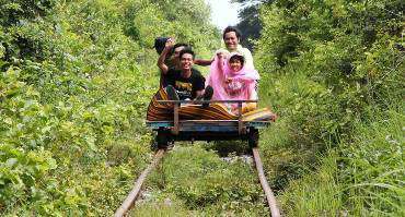 You can experience the interesting bamboo train in Vietnam and Cambodia tours