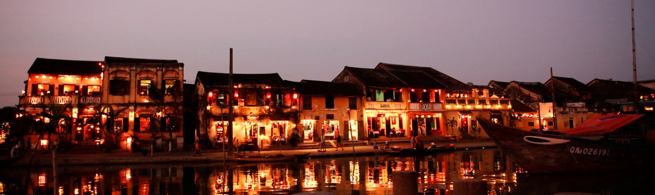 Boutique Hoian with the Hoai River that you can admire the Old Town on a local boat.