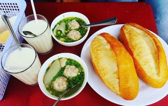 People of Da Lat enjoy a hot bowl of xiu mai eating with crunchy load of bread