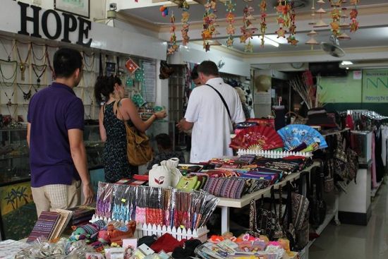 Buying-gifts-at-Nguyen-Nga-Gift-Shop-Center