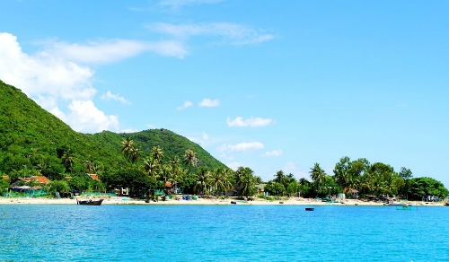 Diep Son Island is seen from afar