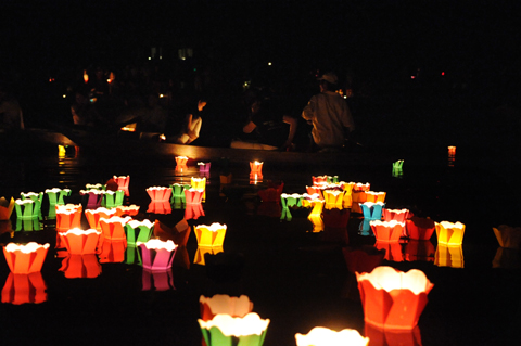 Many people like to take a flower lantern then dropping into Hoai River