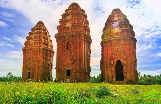 Duong-Long-towers-the-ruin-relics-in-Quy-Nhon