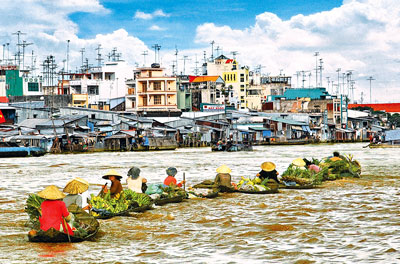 Long Xuyen floating marketing in the Mekong River