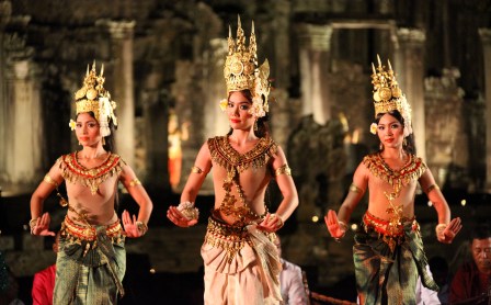 You can enjoy the Cambodian royal dance while savoring dinner in Cambodia Package